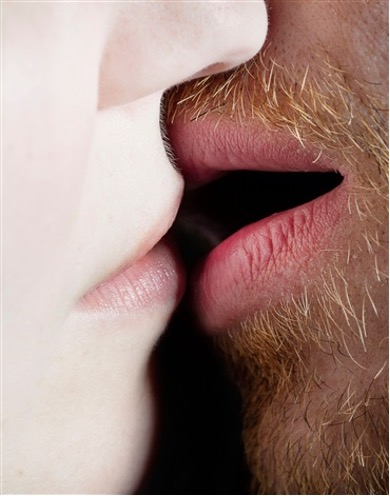 Picture of the artwork “Kiss” by Elinor Carucci (2017).